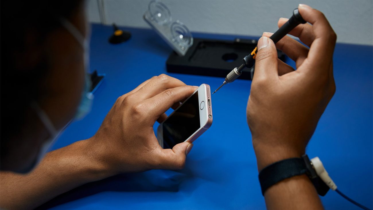 Reparatie van een smartphone met professioneel gereedschap